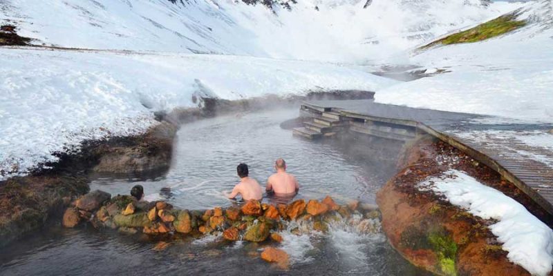 Baignade dans une source d'eau chaude naturelle en Islande