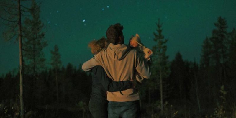 Bartel-van-Riet-kijkt-naar-het-noorderlicht-Lapland