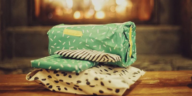 Cadeautjes-naast-het-open-haard-in-Lapland