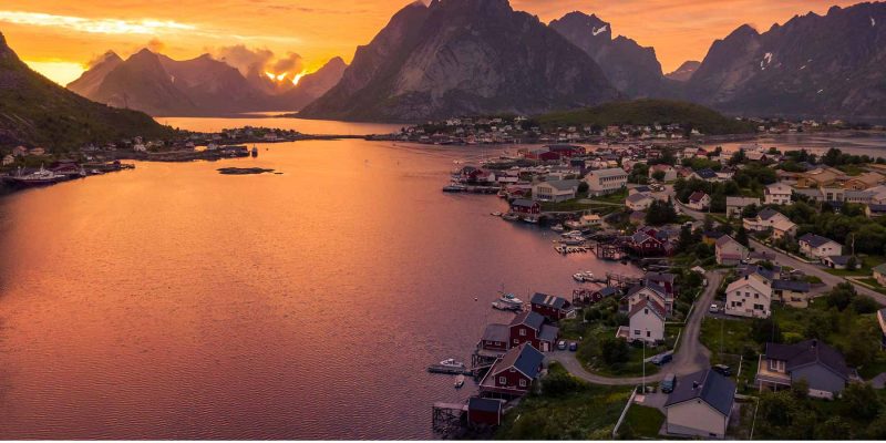 De-middernachtzon-over-de-Lofoten