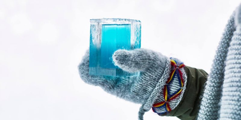 Glas drinken in de ICEbar van het ICEhotel