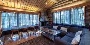 Houten-interieur-van-een-van-de-blokhutten-in-Akaslompolo