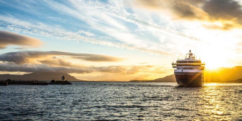 Hurtigruten-met-zon-zeereis-langs-de-Noorse-kust
