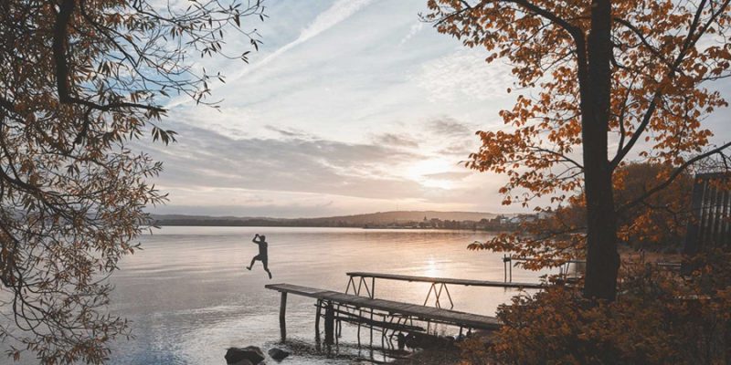 In-het-meer-springen-in-de-nazomer-in-Lapland