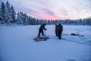 Pêche sur glace dans un bel environnement Northworks Mikael Thörnqvist