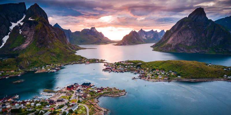 Lofoten-eilanden-Noorwegen-spitse-bergen-en-zonsondergang