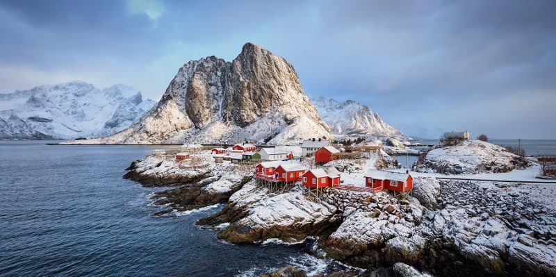 îles-Lofoten-paysage-hivernal-sommets-pointus-village-de-pêcheurs-rorbu