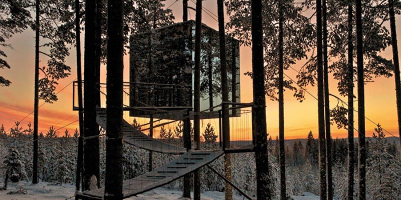 Mirrorcube-boomhut-bij-zonsondergang-in-het-Treehotel