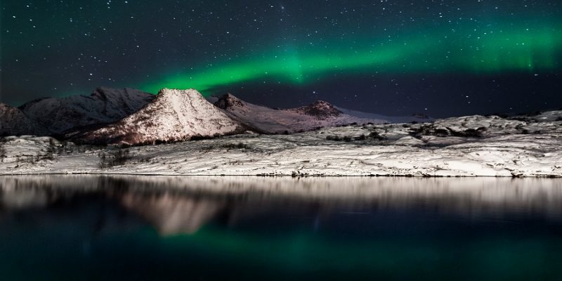 Aurore boréales sur des sommets enneigés en Norvège avec Nordic