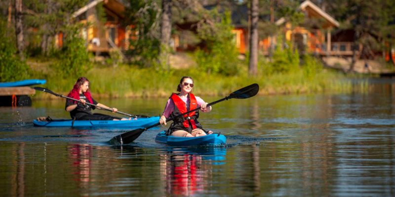 Pinetree-Lodge-Zweden-kajakken-in-de-zomer