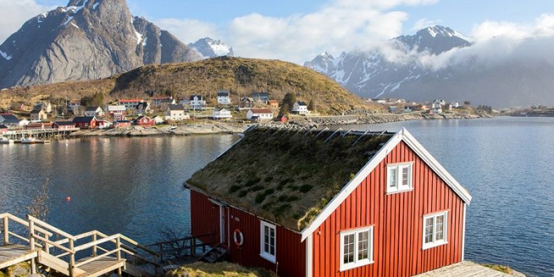 Reine-rorbu-vissershuisjes-in-Reine-Lofoten