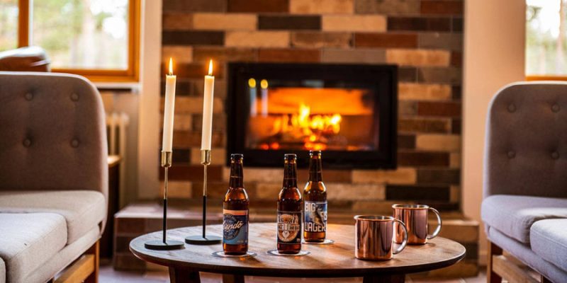 Rusten in de lounge bij het haardvuur in de Arctic River Lodge