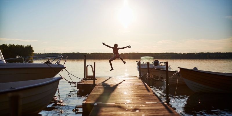 Sauter dans un lac suédois