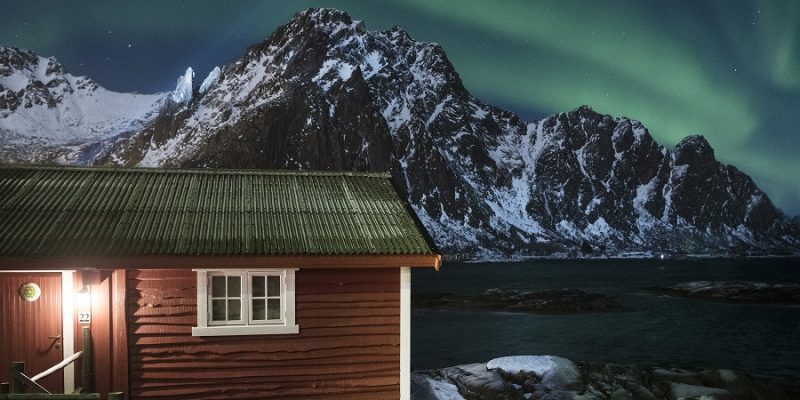 Svinoya-rorbuer-Lofoten-met-noorderlicht