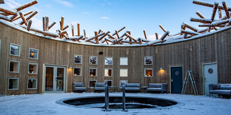 Verkoeling-na-de-wellness-in-het-ijsgat-Arctic-Bath