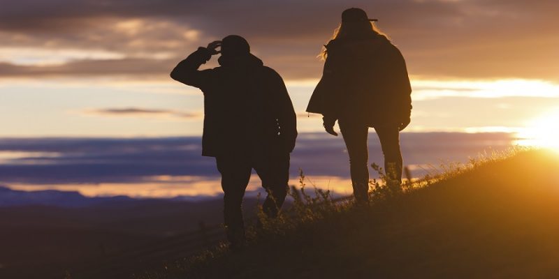 Wandelen-onder-de-middernachtzon-Lapland