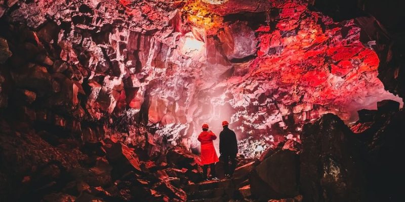 Descendez dans un tunnel de lave en Islande