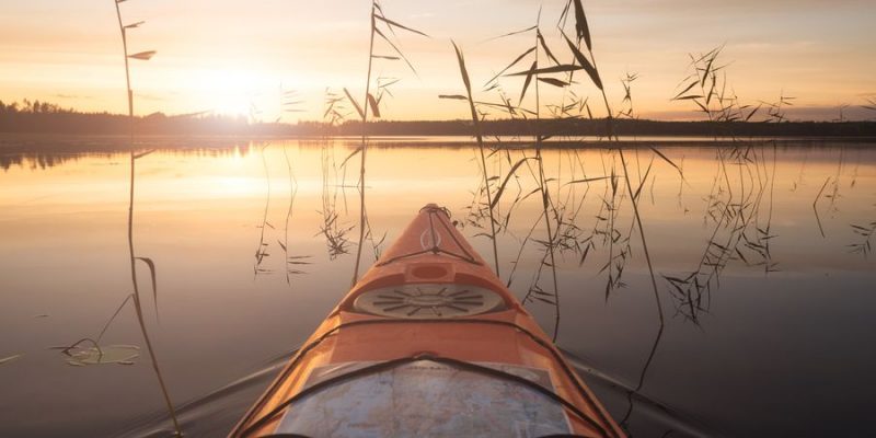 kajakken in saimaa merengebied in Finland