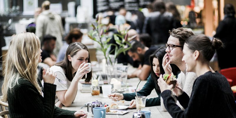 Fika-met-vrienden-in-Zweden