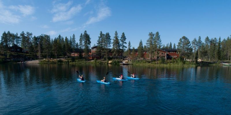 Kajakken bij de Pinetree Lodge in de zomer in Lapland
