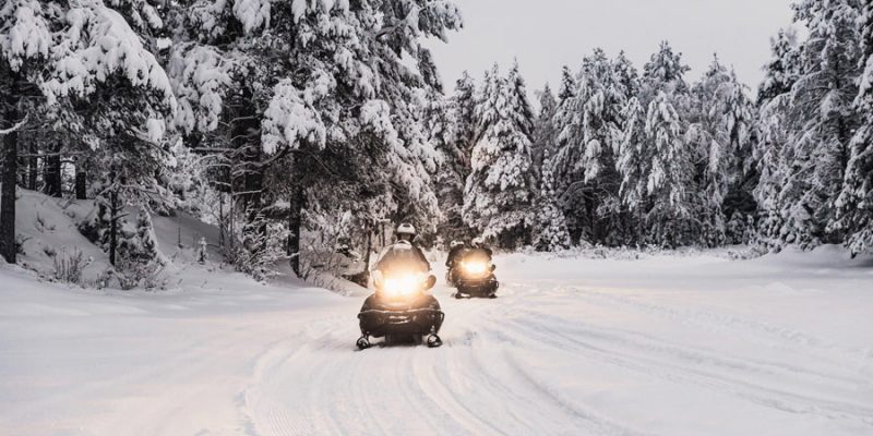 Sneeuwscooter-in-Lapland-in-de-winter