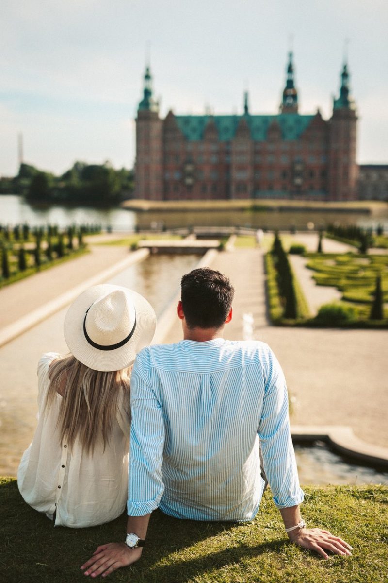 Couple au château de Frederiksborg - le Danemark avec Nordic -© Mark Gray