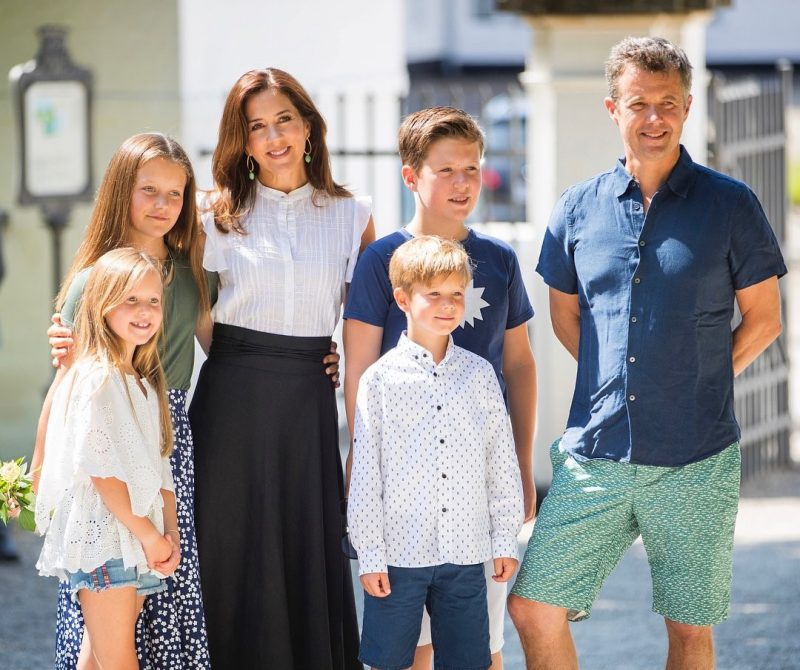 la famille royale danoise au château de Grasten