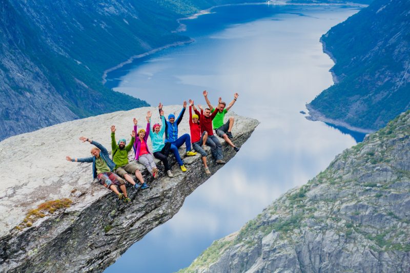 Groep op de Trolltunga in Noorwegen