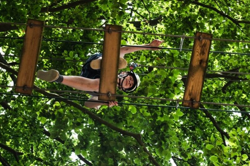 Escalade dans un parc d'aventure au Danemark
