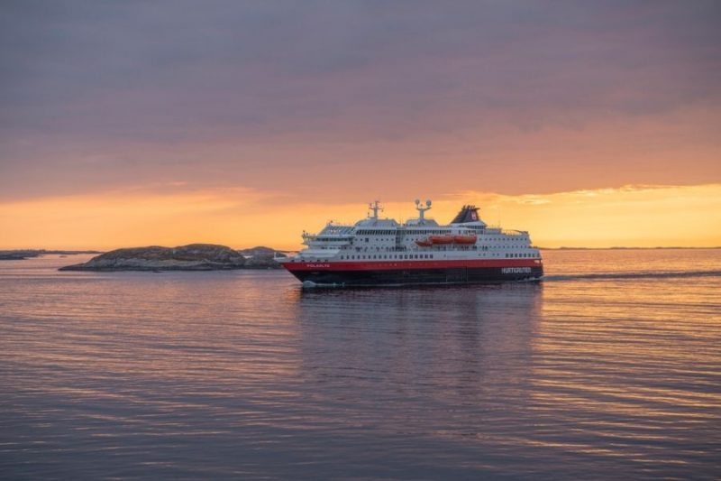 Navire Hurtigruten avec le soleil de minuit