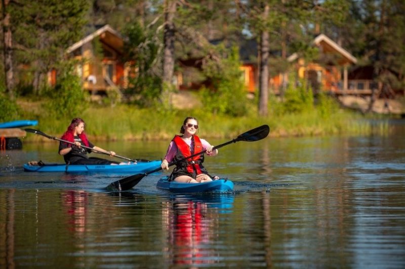Kayak sur un lac en Laponie