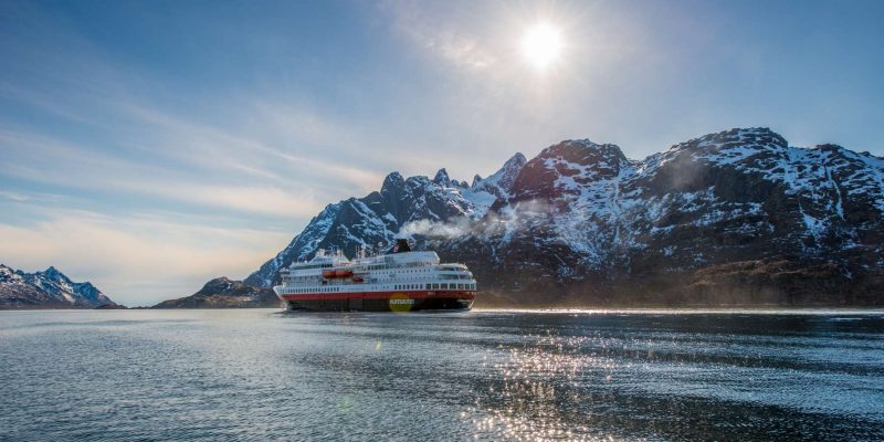 Hurtigrutenschip voor de Noorse kust