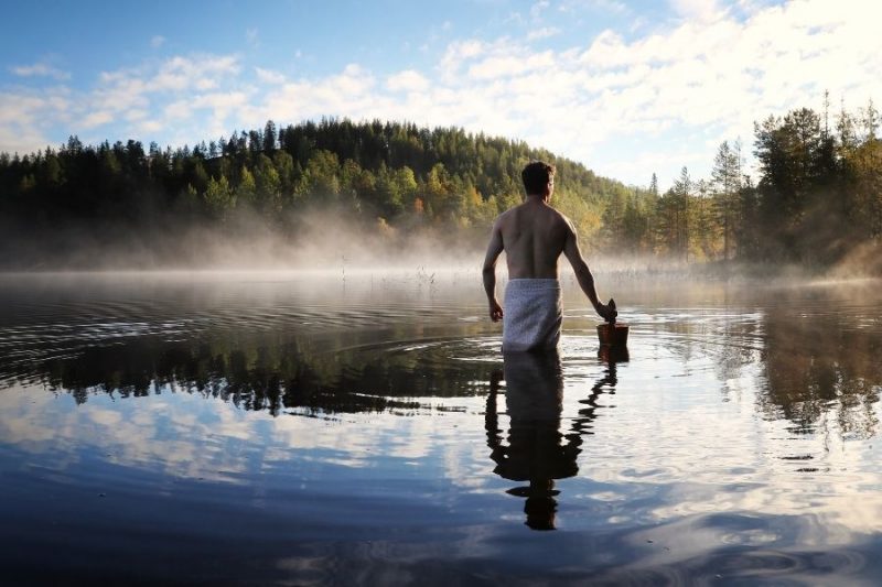 Vers water halen voor de sauna in Finland