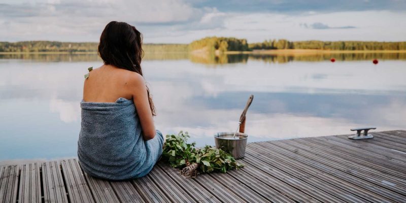 Afkoelen na de sauna bij een meer in Finland - ©Julia Kivela Lahti