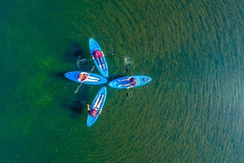 Kom tot rust in je kajak en peddel op het ritme van de zachte stroming.