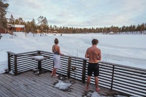 De winterkou trotseren na de sauna.