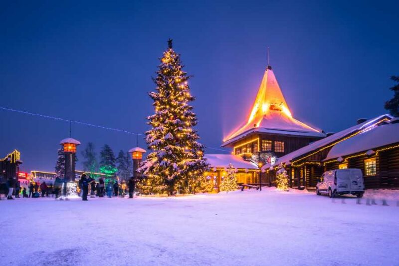 Rovaniemi verlicht tegen de donkere hemel