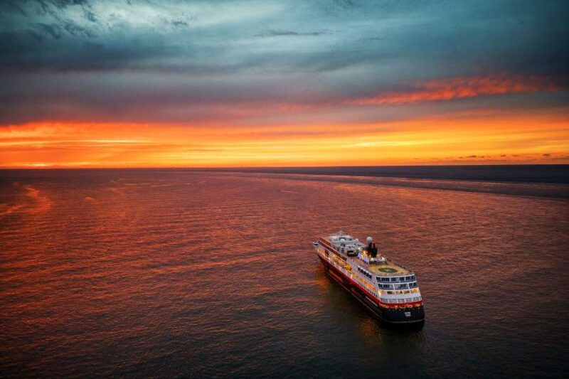 Voyage-en-mer-avec-Hurtigruten-sous-le-soleil-de-minuit-en-Norvege-avec-Nordic