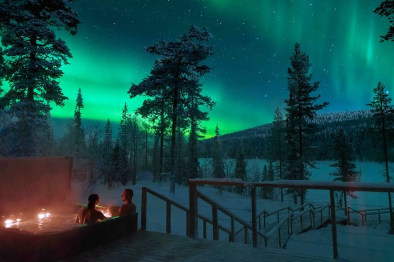 Jacuzzi sous une aurore boréale en Laponie avec Nordic